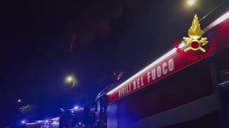 Incendio nel Comasco, oltre cento i vigili del fuoco impegnati: 50 sfollati per i roghi della notte