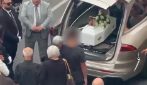 “Il tuo nome non sarà cancellato”, l’ultimo saluto a Beatrice, la bimba maltrattata e uccisa a Bordighera