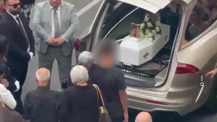 “Il tuo nome non sarà cancellato”, l’ultimo saluto a Beatrice, la bimba maltrattata e uccisa a Bordighera