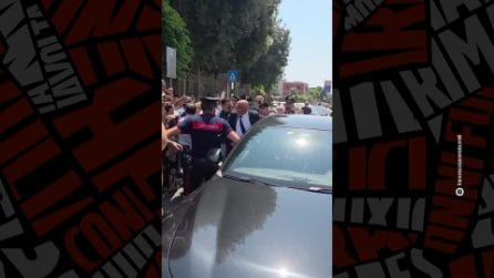 Il ministro Giuli contestato ai Campi Flegrei, fischi e tensioni con gli sfollati