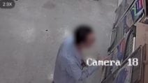 Marigliano, ruba la crema da barba nel negozio, la titolare pubblica il video: "Un altro schifo della settimana"