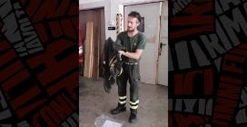 "Le maglie dei Vigili del Fuoco si rompono con l'acqua": il video di denuncia postato sui social