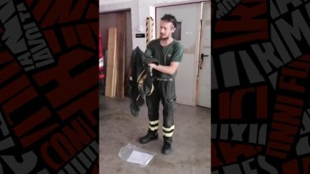 "Le maglie dei Vigili del Fuoco si rompono con l'acqua": il video di denuncia postato sui social