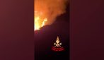 Vasto incendio nel bosco a Tignale, fiamme minacciano residence e case: evacuate 200 persone