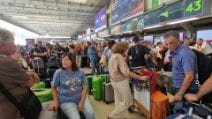 Eruzione Etna, sospesi atterraggi a Catania: le immagini dall'aeroporto e i viaggiatori in attesa
