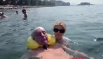 Benedicta Boccoli e il papà di 88 anni: "Così anche lui può fare il bagno a mare"