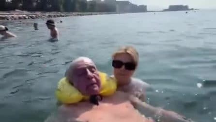 Benedicta Boccoli e il papà di 88 anni: "Così anche lui può fare il bagno a mare"