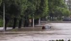 Il tifone Dolphin colpisce la Cina, le immagini delle strade allagate e dei soccorritori al lavoro