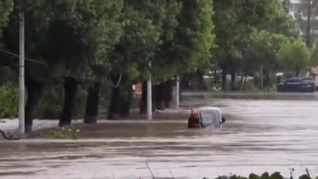Il tifone Dolphin colpisce la Cina, le immagini delle strade allagate e dei soccorritori al lavoro