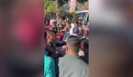 Il video del sindaco di Cali aggredito in strada mentre gestiva l'emergenza terremoto