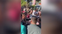 Il video del sindaco di Cali aggredito in strada mentre gestiva l'emergenza terremoto