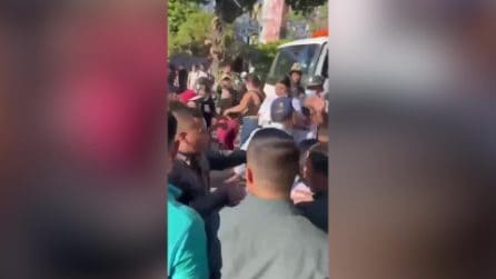 Il video del sindaco di Cali aggredito in strada mentre gestiva l'emergenza terremoto