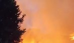 In fiamme il Monte Tuscolo, il fuoco divora la campagna: sulla Roma-Napoli treni in tilt