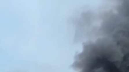 Grosso incendio a Napoli, zona Occidentale, quartiere Soccavo