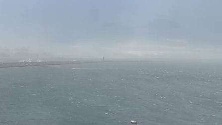 Tempesta di vento sul golfo di Napoli