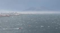 Tempesta di vento sul golfo di Napoli, si alza la sabbia , mare agitato all'improvviso