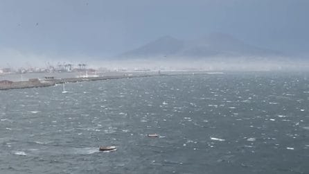 Tempesta di vento sul golfo di Napoli, si alza la sabbia , mare agitato all'improvviso