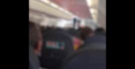 L'aereo Skiathos-Napoli non può partire per il peso, il comandante blocca le proteste: "Decido io"