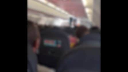 L'aereo Skiathos-Napoli non può partire per il peso, il comandante blocca le proteste: "Decido io"