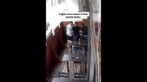 Mangiano nel locale ormai chiuso e puliscono tutto prima di andare via: "Siete un esempio"