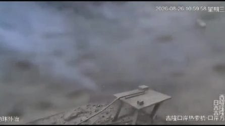 La valanga che travolge gli edifici al confine tra Nepal e Tibet