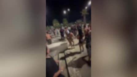 Rissa di Ferragosto alla spiaggia libera di Mondragone: botte e sedie che volano, 5 identificati