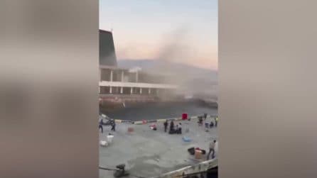 Persone in fuga durante le scosse di terremoto in Indonesia