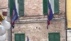 Palio di Siena rinviato al 17 agosto, tufo impraticabile per il temporale: il video