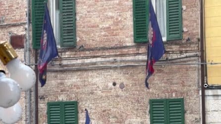 Palio di Siena rinviato al 17 agosto, tufo impraticabile per il temporale: il video