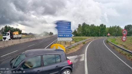 Auto contromano sulla Firenze-Livorno, tir con una manovra evita l'incidente