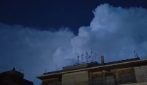 Temporale a Roma, pioggia e tempesta di fulmini in cielo: grandinate nel Frusinate