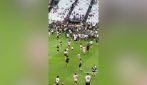 Folle invasione di campo in Juventus-Juventus Next Gen: i calciatori accerchiati