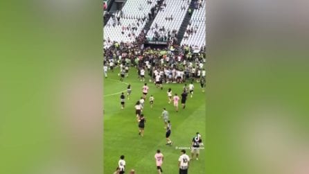 Folle invasione di campo in Juventus-Juventus Next Gen: i calciatori accerchiati