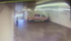 Prato, il video della sparatoria al pronto soccorso: 3 colpi contro il 22enne ammanettato in fuga