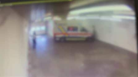Prato, il video della sparatoria al pronto soccorso: 3 colpi contro il 22enne ammanettato in fuga