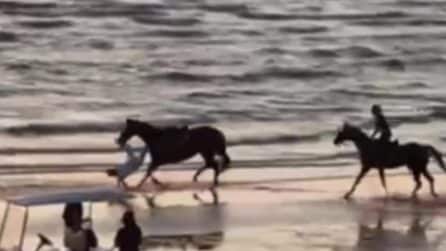 Il video della caduta di Belén Rodriguez da cavallo