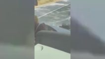 Autista di bus sviene mentre ha il piede sull'acceleratore: due passeggeri salvano 50 persone