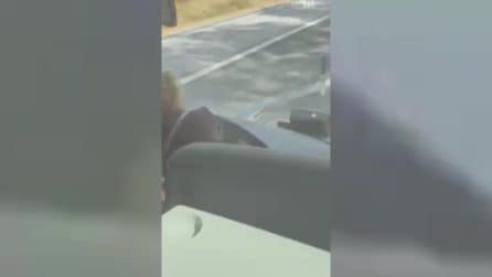 Autista di bus sviene mentre ha il piede sull'acceleratore: due passeggeri salvano 50 persone