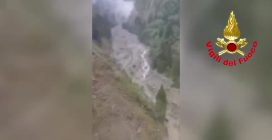 Il maltempo si abbatte sulla Lombardia, esonda il fiume Oglio: frana fa crollare ponte nel Bresciano