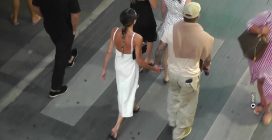 David Beckham e Victoria in vacanza a Capri: passeggiata in Piazzetta tra i turisti
