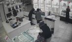 Rapina schock alla gioielleria di SantAngelo spuntano i primi te
