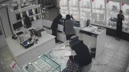 Rapina schock alla gioielleria di SantAngelo spuntano i primi te