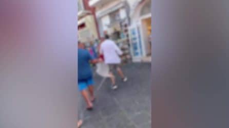 Capri, rissa a Marina Grande: calci e pugni tra i passanti davanti a un bar