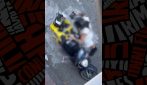 Napoli, il rider che mangia cibo sullo scooter durante le consegne