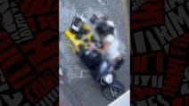 Napoli, il rider che mangia cibo sullo scooter durante le consegne