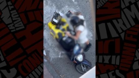 Napoli, il rider che mangia cibo sullo scooter durante le consegne
