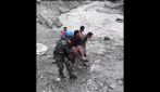 Alluvione in Nepal, uomo estratto vivo dai tunnel dopo 10 giorni: il video del salvataggio