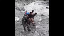 Alluvione in Nepal, uomo estratto vivo dai tunnel dopo 10 giorni: il video del salvataggio