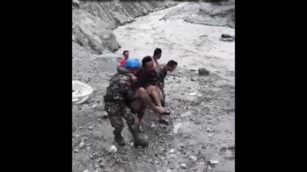 Alluvione in Nepal, uomo estratto vivo dai tunnel dopo 10 giorni: il video del salvataggio