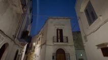 Migliaia di rondini invadono il centro storico di Gallipoli al tramonto